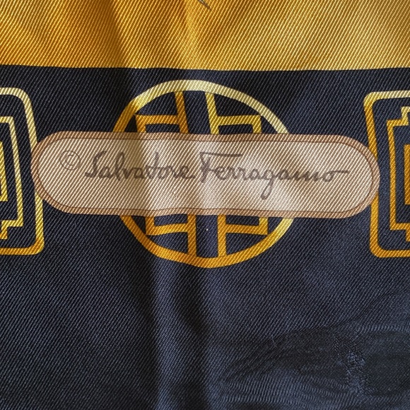 GORGEOUS Salvatore Ferragamo silk blend square scarf - Picture 2 of 6